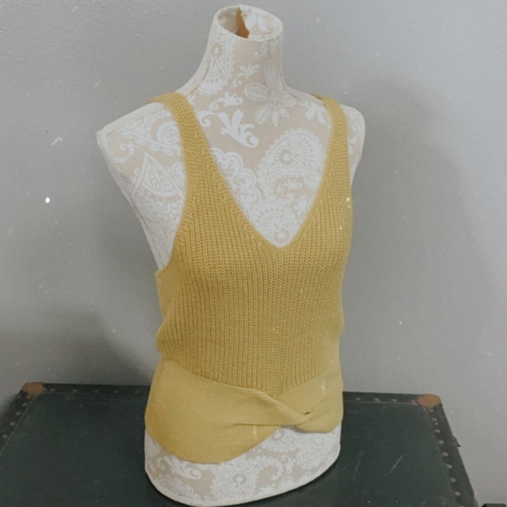 SOLD • Sleeveless Knit Top • - Picture 4 of 9